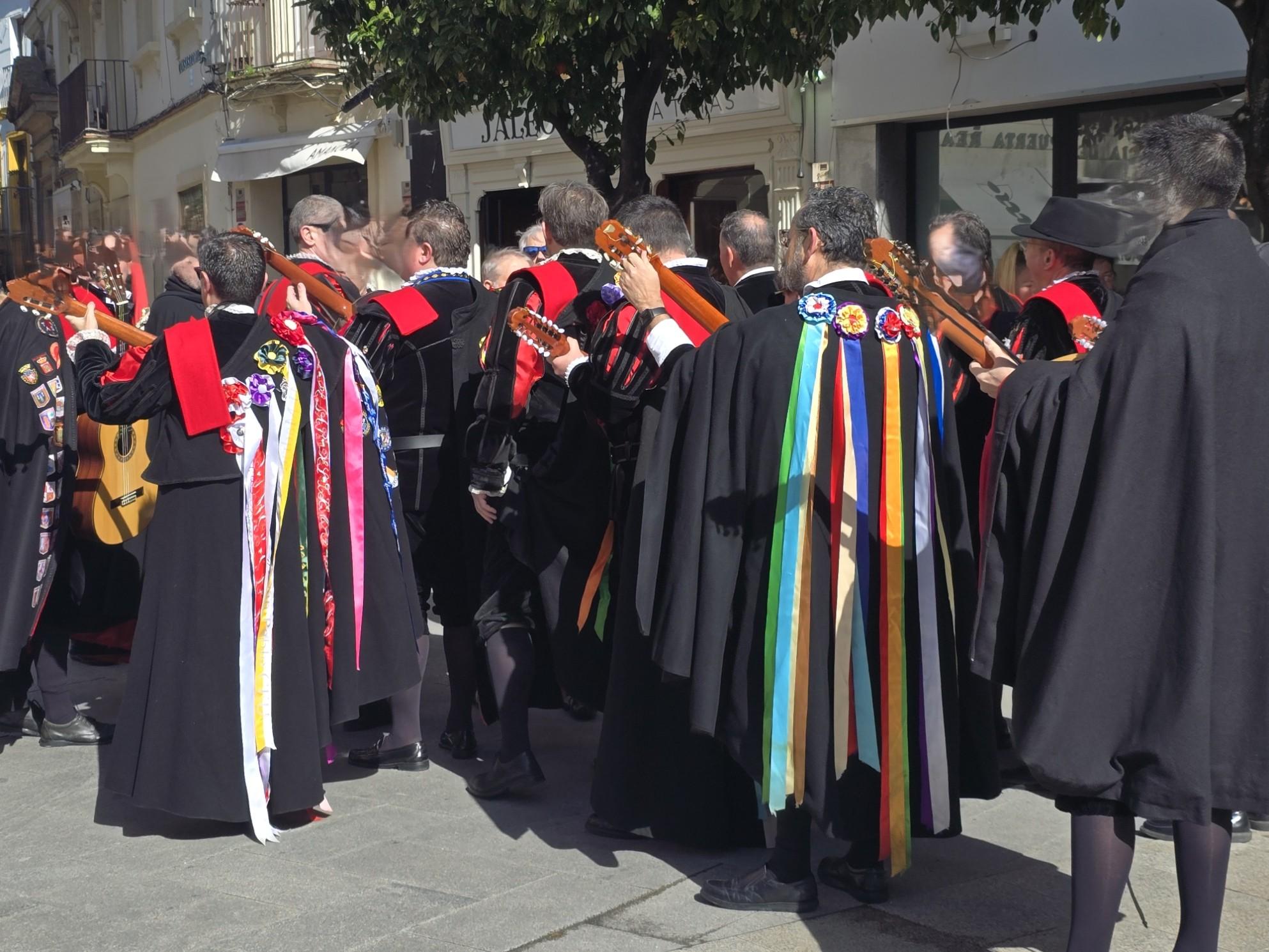Las tunas llenan de música el centro de Jerez